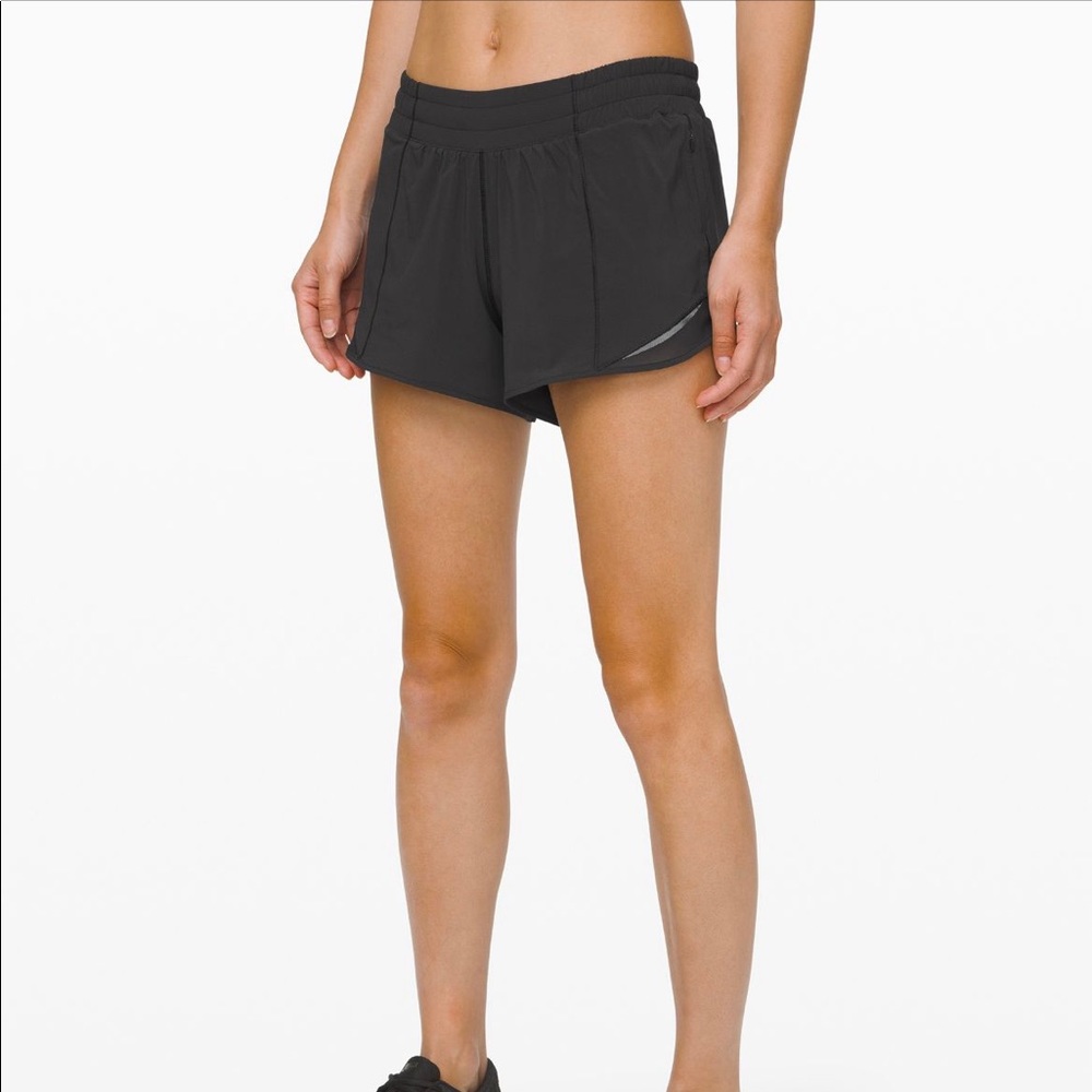 black lululemon hotty hot shorts 4”